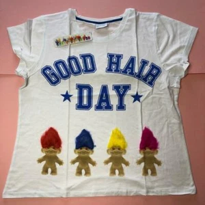 Retro Mujer Buena Suerte Trolls Buen Cabello Día Novedad Juguetes Camiseta Blanca Prenda para el torso - Imagen 1 de 6