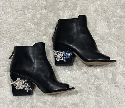 Tory Burch Botines Cuero Negro Punta abierta Floral Bordado Tacón de Cuña 8 Foto 1 de 4