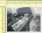 116 hommes allongés au lit et sur le sol scène abstraite vintage photo ancienne originale