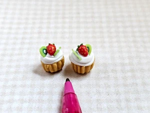 Par miniatura de cupcakes de fresa y kiwi (1/2" x 7/16") CASA DE MUÑECAS 1:12 - Imagen 1 de 2