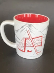 Taza de café de cerámica Tim Horton 2018 blanco y rojo usado - Imagen 1 de 6
