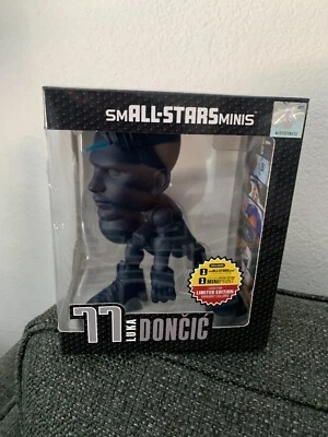 Mini estrellas pequeñas Luka Doncic variante azul marino. OBO $39,99 Foto 1 de 4