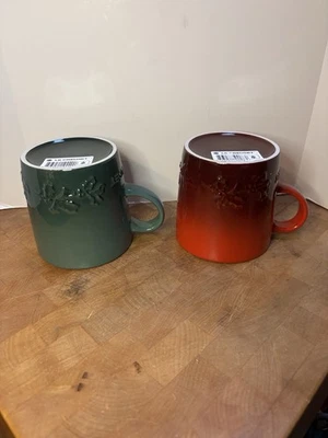 Par de tazas de café Le Creuset London Cerise rojo y verde acebo relieve, 12 oz Foto 1 de 4