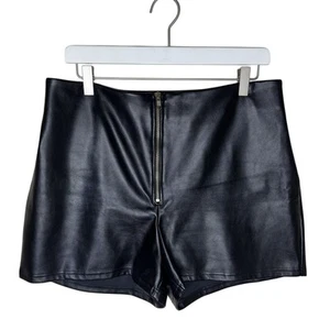 BlackMilk schwarz Pleather hoch geschnitten Reißverschluss vorne Booty Shorts, Clubwear, Größe Medium - Bild 1 von 9