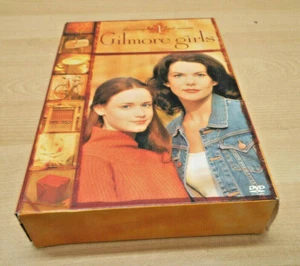 GILMORE GIRLS - KOMPLETTE ERSTE STAFFEL DVD, 2004, 6-Disc Set - DISC #3 FEHLT - Bild 1 von 7