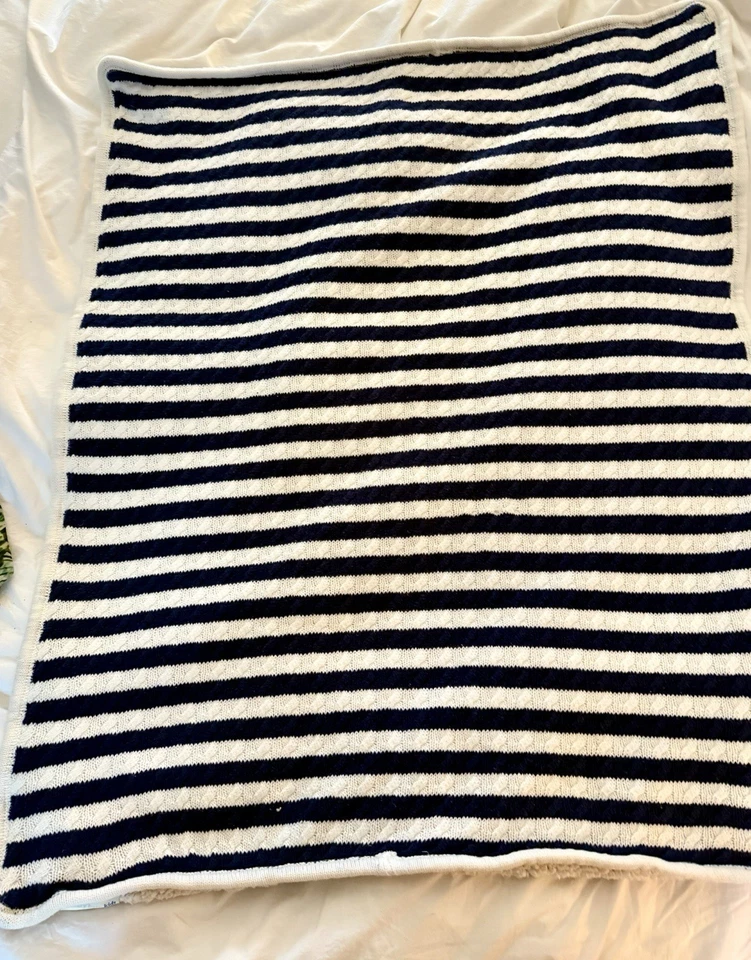 "Manta para bebé Pottery Barn Kids azul marino crema a rayas tejido con cable crema Sherpa 31x37""" Foto 1 de 4