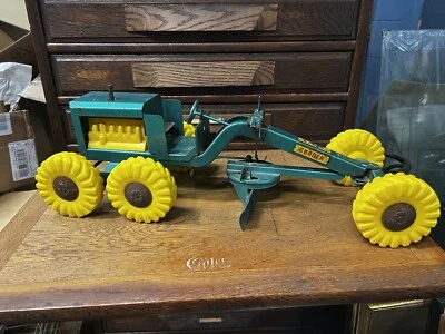 Vintage 1960s Structo Road Grader, Pressed Steel Toy Vehicle, green ex+ cond 18” - Image 1 of 4