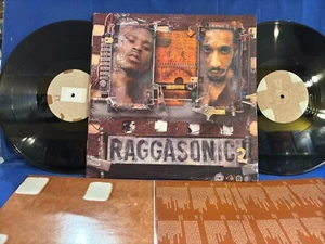 RAGGASONIC 2 SOURCE 1997 2LP INSERTS. ORIGINAL FRANCE LP EXC - Foto 1 di 3