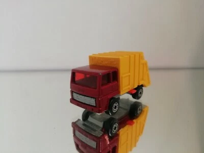 MATCHBOX SUPERFAST 36 CAMION DEI RIFIUTI IN ROSSO GIALLO - Immagine 1 di 4