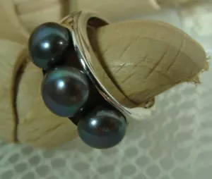 Anillo de cóctel modernista de plata de ley con 3 perlas negras de Tahití con racimo de canal - Imagen 1 de 24