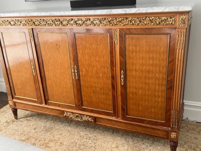 Antigo francês Credenza com tampo de mármore branco Carrera e sobreposição dourada - Imagem 1 de 4