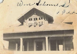 Vintage Foto junge Männer sitzend Haus Fenster Dach 1922 - Bild 1 von 2