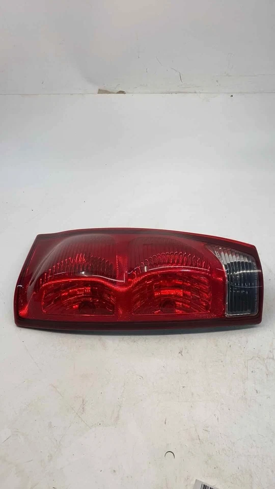 02 03 04 05 06 CHEVY AVALANCHE 1500 Tail Light Assembly Passenger Side Right - Изображение 1 из 3