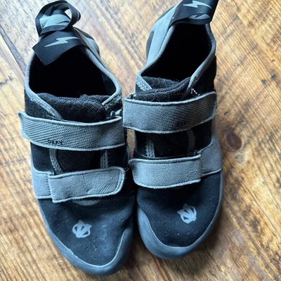 Zapatos de escalada Evolv Defy para hombre EE. UU. 8,5 negro gris Foto 1 de 4