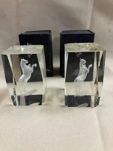 Pisapapeles 2 Caballos Grabado Láser 3D 3" Transparente Rectangular Country Bronco - Imagen 1 de 3