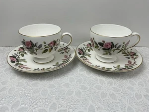 Wedgwood Hathaway Rose 2 tazas de té y platillos con patas calidad sin usar - Imagen 1 de 9