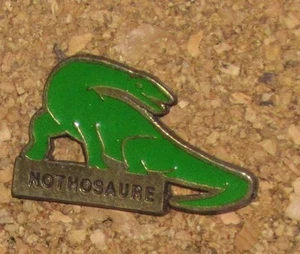D2 PIN DINOSAUR S ANIMAL PREHISTORIC (SIGNÉ: PREHISTO PIN'S ) NOTHOSAURE - Picture 1 of 1