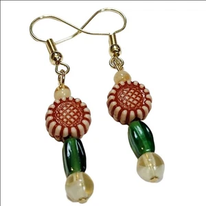 Pendientes de cuentas de girasol con detalles de cuentas de flores doradas hechos a mano - Imagen 1 de 3