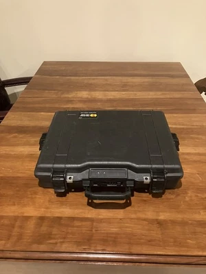 Funda protectora para portátil Pelican 1495 17" con espuma - negra Foto 1 de 4