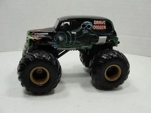 Hot Wheels Monster Jam 1:64 Diecast Truck - Grave Digger - Flotation Wheels - Bild 1 von 5