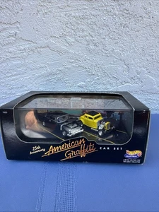 Hot Wheels American Graffiti 25th Anniv '55 Chevy+'32 Ford Mel's Drive-In NUOVO - Foto 1 di 5