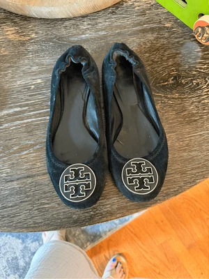 Pisos de ballet Tory Burch Reva negros de gamuza elástica trasera talla 9,5 usados en excelente estado Foto 1 de 4