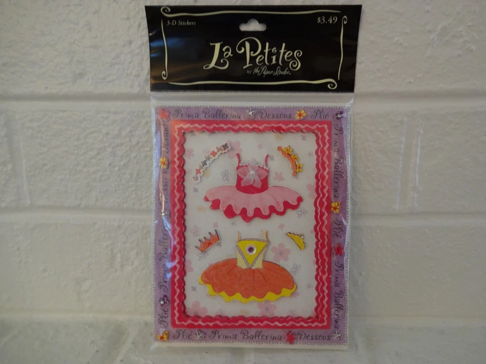 LA PETITES - THE PAPER STUDIO 3D "VESTIDOS DE BALLET DENTRO DE UN MARCO 3D" Foto 1 de 1