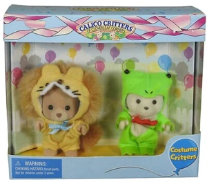Calico Critters of Cloverleaf Corners Costume Critters Frog & Lion Limited Ed - Bild 1 von 3