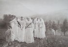 JEUNES filles vêtues de procession religieuse blanche - impression photogravure 1893 