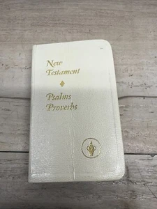 Vtg 1968 New Testament Psalms Proverbs Mini Pocket Book - Picture 1 of 17