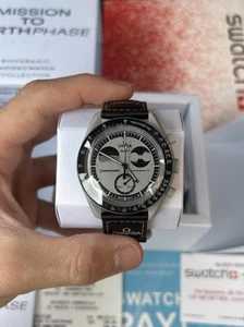 🌍 OMEGA X SWATCH MISSION TO THE EARTHPHASE 100% ORIGINAL (SO33M700) *RARE* - Imagen 1 de 8