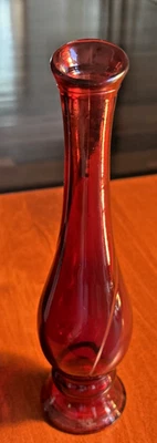 Jarrón vintage rojo rubí AVON rojo profundo vidrio oscilante Mcm decoración tocador botella Foto 1 de 4