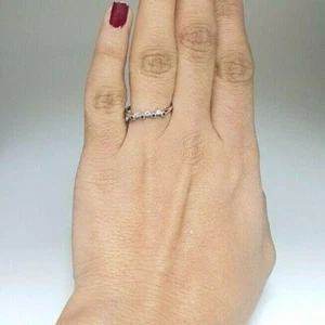 Anillo redondo de oro blanco de 18 quilates zafiro azul y diamantes de 0,15 quilates - Imagen 1 de 8