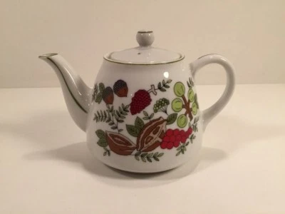 Tetera con diseño floral/naturaleza - nueces y bayas Foto 1 de 4