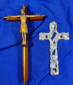Dos (2) cruces cristianas, una de nogal/latón y otra de aluminio fundido - Imagen 1 de 8