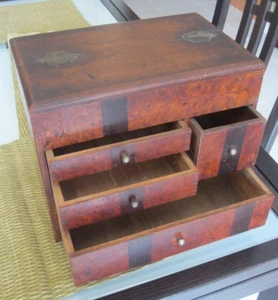 Petite boîte à couture japonaise vintage SHOWA HARIBAKO TANSU en bois buriné - Photo 1 sur 20