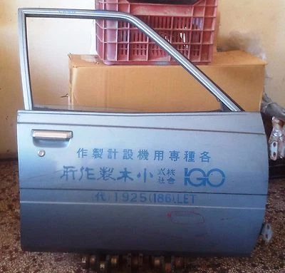 TOYOTA CARINA TA60 CA60 SEDÁN MODELO 1982 DELANTERO DERECHO PUERTA DESNUDA/VACÍA USADO Foto 1 de 4