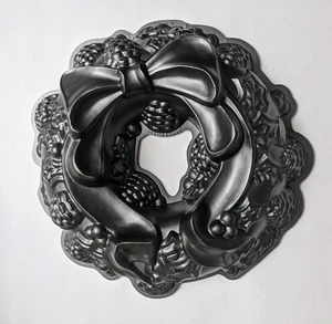 Williams Sonoma - Nordic Ware - Christmas Wreath Bundt Cake Pan - Picture 1 of 2