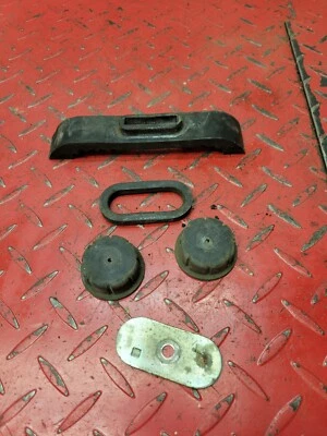 1980 年雅马哈 Maxim XJ650G 油箱安装组件 — 第 1/2 张图片