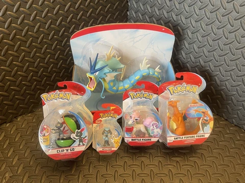 Pokémon Battle Figure lot.  Gyrados, Charizard, Sneasel, Galarian Ponyta and Ri Cover
