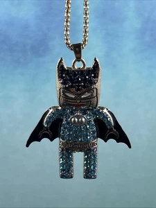 Collana Betsey Johnson Batman blu con confezione regalo e sacchetto organza. GA - Foto 1 di 9