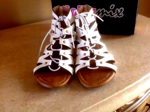 NIB WHITE 10M LACE-UP SANDAL BY DOLLY MIX RET $52.0 W/ZIPPER BACK VEGAN LEATHER - Foto 1 di 4