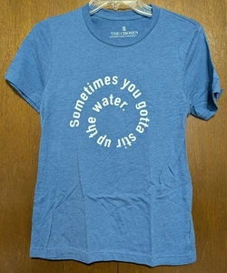THE SELECTED T-SHIRT NEU OHNE ETIKETT SS BLAU "MANCHMAL MUSST DU DAS WASSER AUFRÜHREN" UNISEX - Bild 1 von 3