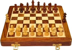 Handgefertigtes faltbares magnetisches Schachbrett-Set aus Holz mit Magnetfigur - Bild 1 von 5