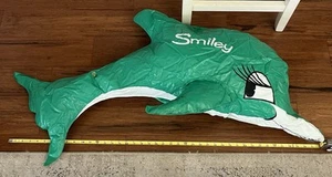 De colección Inflable Dolphin Plastic Smiley 1964 Minute Made Co Talks EE. UU. LEER Piscina - Imagen 1 de 17