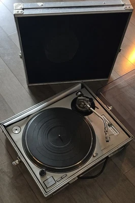 Tocadiscos Technics SL-1200MK2 Quartz Direct Drive DJ con estuche de vuelo, cubierta antipolvo Foto 1 de 4