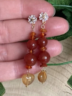 Pendientes colgantes boho con flor ámbar corazón cornalina natural tono dorado Foto 1 de 4