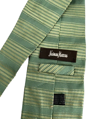 Corbata de Colección Neiman Marcus Rayas Verdes y Diamantes Para Hombre 100% Seda 3.75" W 57" L Foto 1 de 4