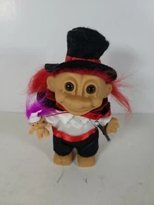 Vintage Russ MAGICIAN | COMPLETO Troll Doll Cape Hat Bacchetta Coniglietto CAPELLI ROSSI - Foto 1 di 6