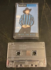 GARTH BROOKS - CASSETTE TAPE - ROPIN THE WIND 1991 - Picture 1 of 6
